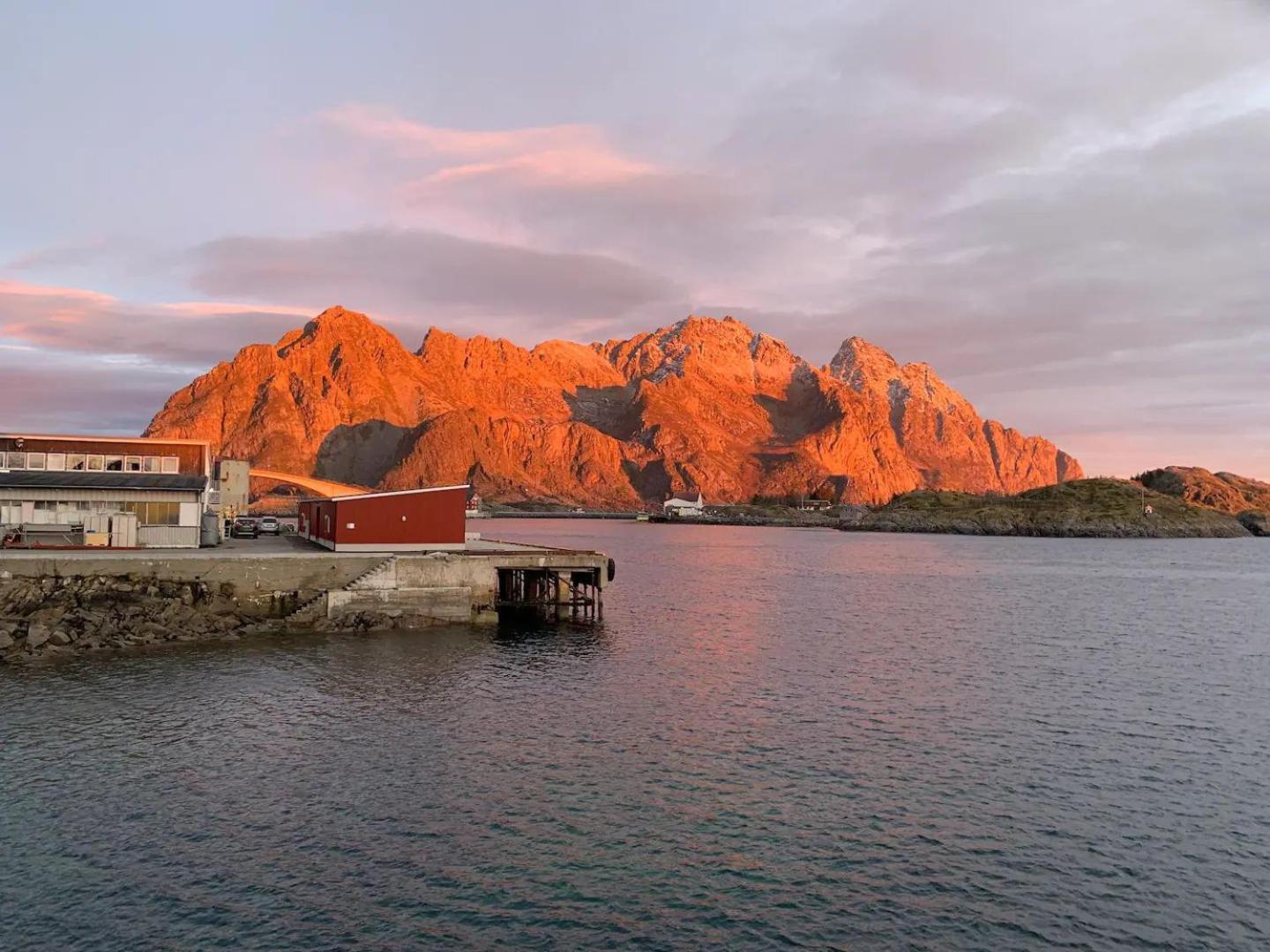 Stor Moderne Leilighet I Henningsvaer, 70 Kvm Buitenkant foto